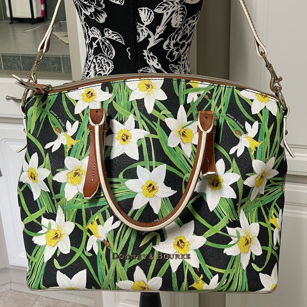 Daffodil Dooney & Bourke purse